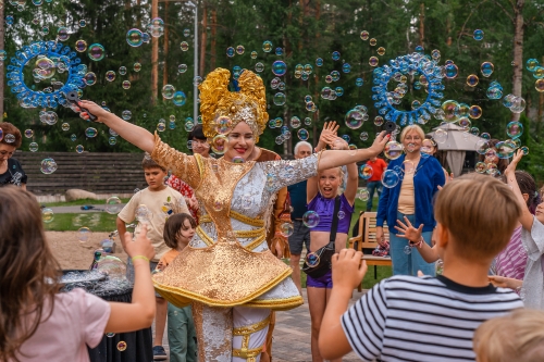 Семейный день ярких красок